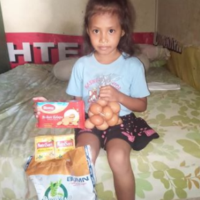 Indonesian child with COVID aid