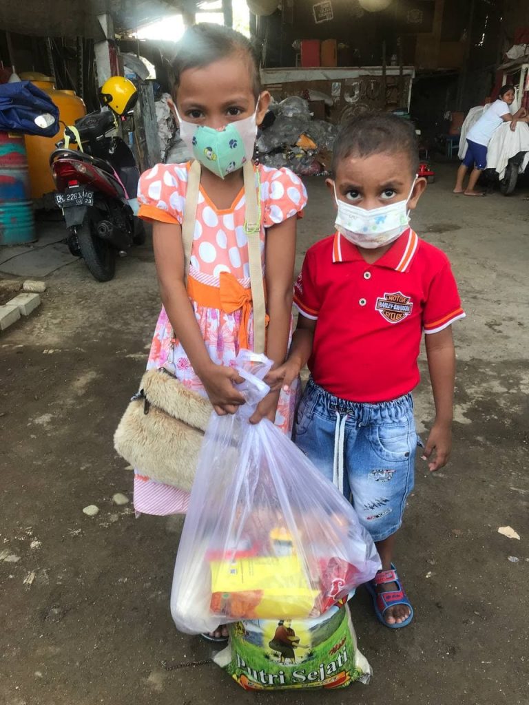 Indonesian children receiving food