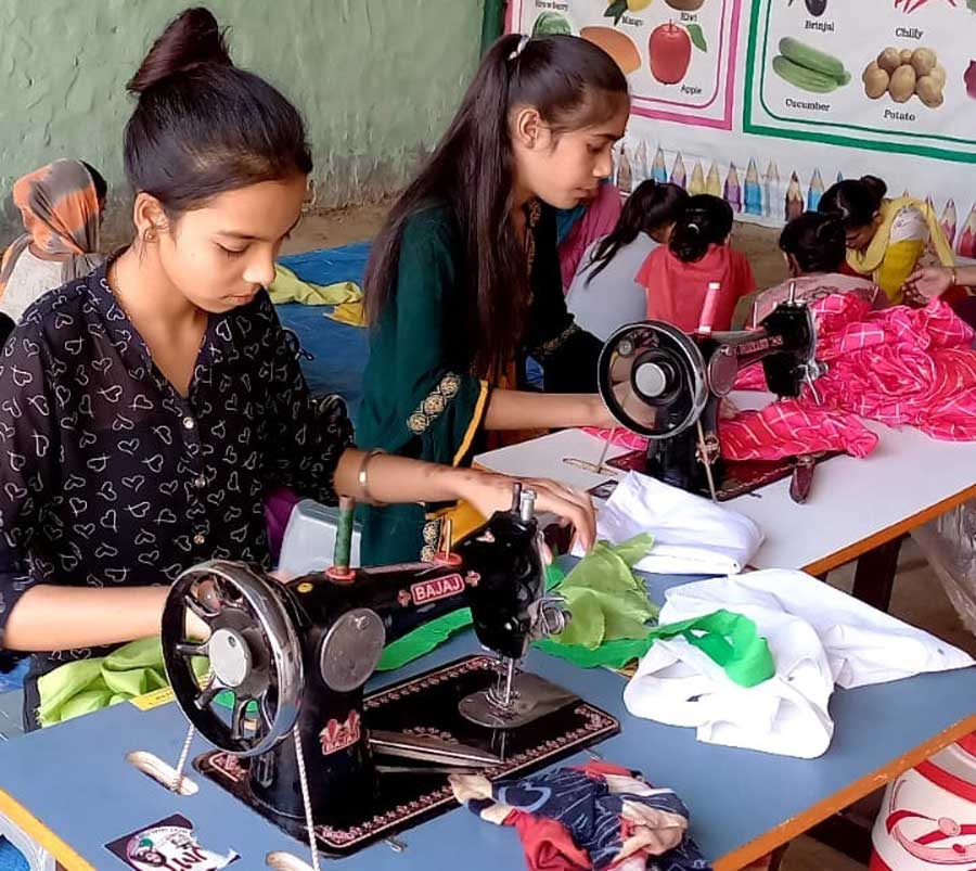 women learning sewing