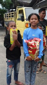 Children with food gifts